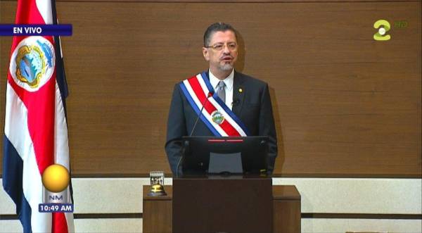 Rodrigo Chaves asume presidencia de Costa Rica con misión de sanear economía