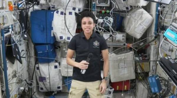 En esta captura de pantalla proporcionada por AFPTV el 9 de agosto de 2022, la astronauta estadounidense Jessica Watkins habla durante una entrevista desde el módulo Columbus de la Estación Espacial Internacional. Si tuvieras que elegir, ¿qué preferirías: ir a la Luna o a Marte? Esta pregunta, puramente teórica para la gran mayoría de las personas, resuena de manera diferente para Jessica Watkins, astronauta de la NASA. A sus 34 años, la estadounidense tiene toda su carrera por delante y muy bien podría ser una de las primeras mujeres en pisar la Luna, en los próximos años.