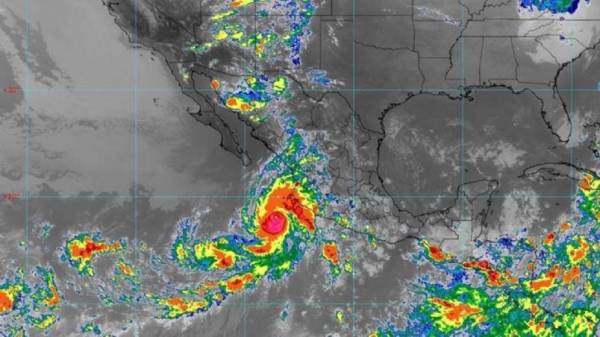 Huracán Orlene se convierte en categoría 4 y amenaza a México