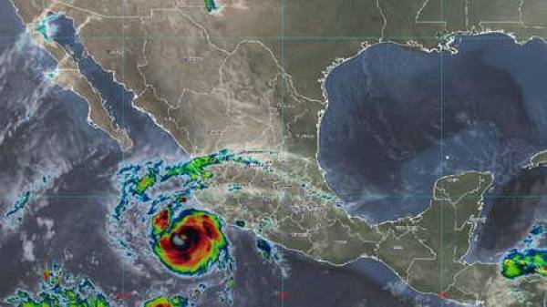 Sube a categoría 3 el huracán Roslyn rumbo a costa pacífica de México