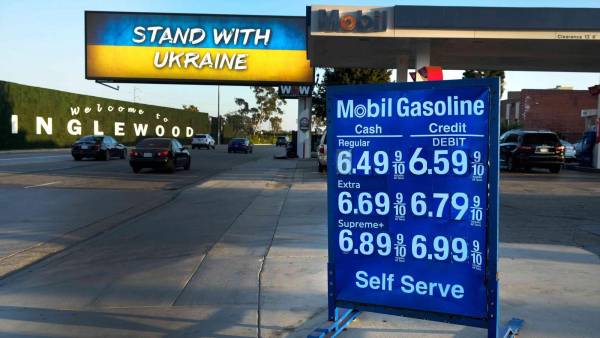Precio de la gasolina alcanza nuevo récord en EEUU