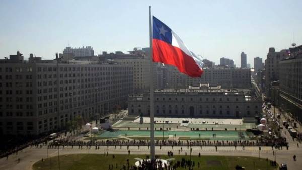 Chile acuerda subir el salario mínimo a US$629 en 2024