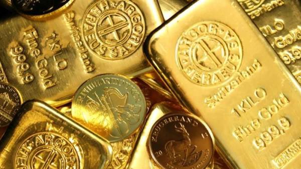 Inversores acuden al oro y bitcoin como refugios y los precios aumentan