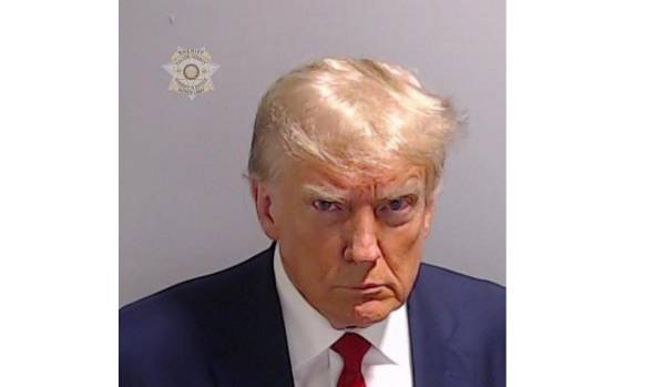 ¿Quiénes son los famosos que tienen foto policial como Donald Trump?