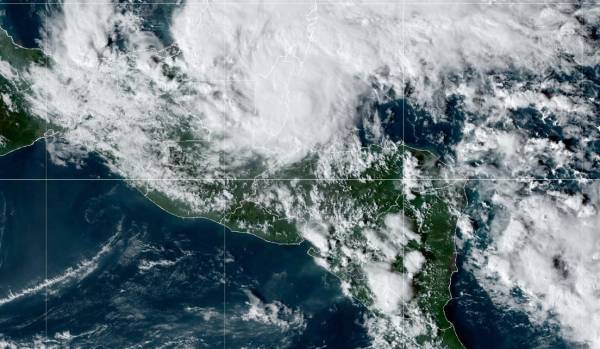 Lisa se degrada a tormenta en Belice, pero Centroamérica sigue alerta