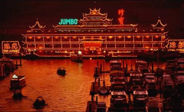 Jumbo, el icónico restaurante flotante de Hong Kong, se hunde