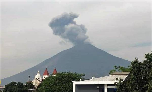 Volcán en el oriente de El Salvador registra nuevamente fuertes explosiones