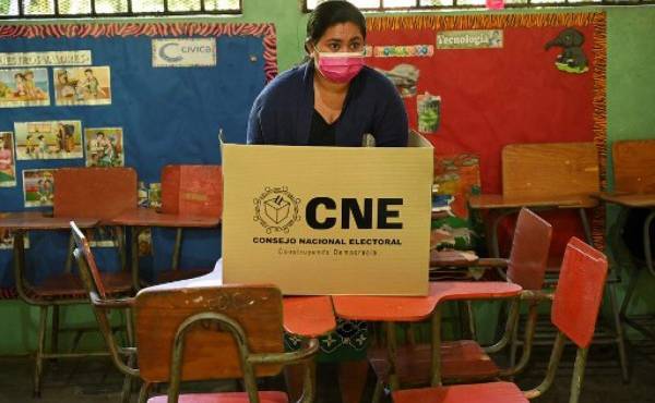 A woman cast her vote at a polling station during general elections, in Catacamas minicipality, Olancho department, Honduras, on November 28, 2021. (Photo by Orlando SIERRA / AFP)