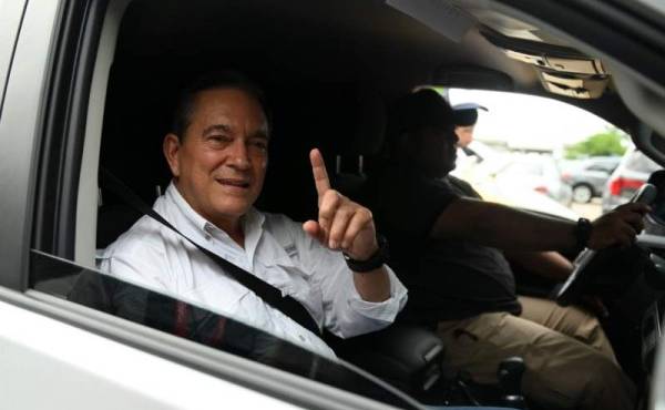 Panamanian presidential candidate for the Democratic Revolutionary Party (PRD) Laurentino Cortizo, is seen on a car outside a polling station during presidential and parliamentary elections in Panama City on May 5, 2019. - Panamanians went to the polls Sunday to elect a new president after a campaign dominated by concerns about corruption. (Photo by MARVIN RECINOS / AFP)