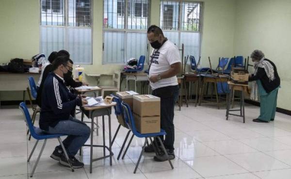 El Tribunal Supremo de Elecciones (TSE) de Costa Rica aseguró este domingo que todas las mesas de votación abrieron hoy para las elecciones generales y que las primeras horas del proceso han transcurrido con normalidad. (Photo by Ezequiel BECERRA / AFP)