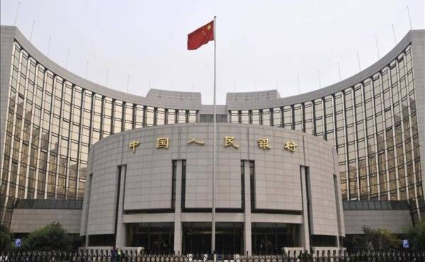 Este viernes, el Banco Central de China tranquilizó a los mercados al establecer la tasa de cotización del yuan frente al dólar en un nivel levemente superior a la de la jornada anterior. Con todo, la moneda china acumuló una caída de 5% en tres días.