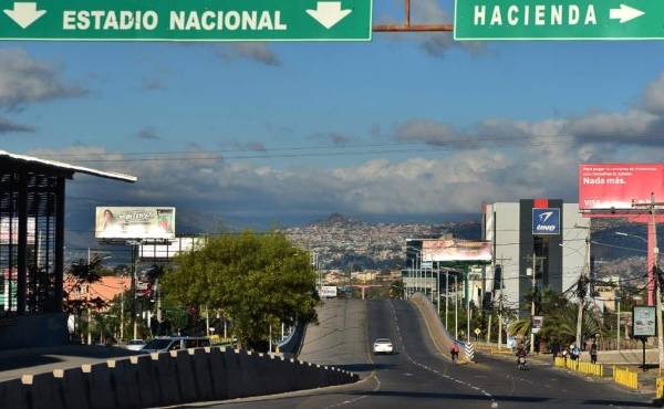 Picture of Central America Avenue in Tegucigalpa, seen almost empty due to precautionary measures taken against the spread of the new coronavirus, COVID-19, on March 16, 2020 - Quarantine, schools, shops and borders closed, gatherings banned, are the main measures being taken in many countries across the world to fight the spread of the novel coronavirus. (Photo by Orlando SIERRA / AFP)