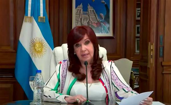 La vicepresidenta de Argentina, Cristina Fernández, enfrenta una condena de 12 años de prisión y la inhabilitación para ejercer cargos públicos de por vida si es encontrada culpable.