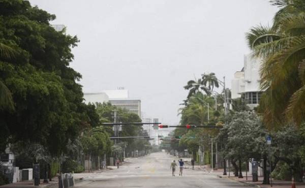 La Guardia Nacional de Florida tiene listas cerca de 30.000 tropas, 4.000 camiones, 100 helicópteros y equipos de evacuación por aire para cuando pase la tormenta. (Foto: AFP).