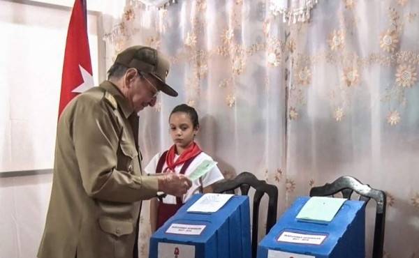 Captura de imagen de la TV cubanda del momento en el que el presidente cuban Raúl Castro acudió a votar en un centro de Santiago de Cuba. Foto AFP.