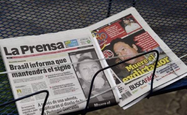 Panamanian newspapers headlines feature Panama's former dictator Manuel Noriega's (1983-1989) decease on May 30, 2017 in Panama City. Panama's former dictator Manuel Noriega, who was on the CIA payroll, ousted from power by US troops in 1989, and spent years in prison for drug trafficking and money laundering, has died on May 29, 2017 aged 83, authorities said. / AFP PHOTO / RODRIGO ARANGUA