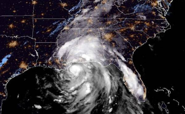 La imagen satelital Centro Nacional de Huracanes de Estados Unidos (NOAA) muestra el paso del huracán Nate al sur de Luisiana. AFP PHOTO