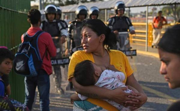 En grupos de entre 20 y 30 personas, fueron trasladados en autobuses a la estación migratoria de Tapachula, 37 km al norte de Ciudad Hidalgo, para analizar sus casos, agregó el agente.