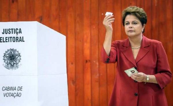Dilma tendrá un segundo período complicado, signado por la recesión y la corrupción en Petrobrás. (Foto: AFP)