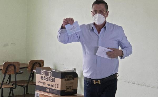 Costa Rica: Chaves vota y promete un gobierno ‘limpio, diferente’