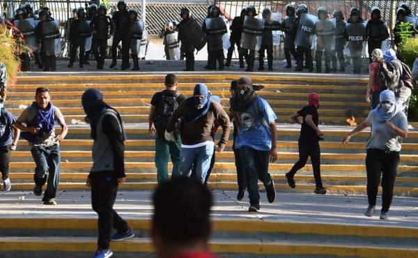 Honduras: Militares abren fuego contra universitarios durante protesta