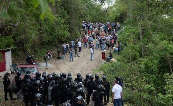 Un cordón policial bloquea el 23 de mayo una protestesta campesina en Guatemala contra la explotación minera. (Foto: AFP)