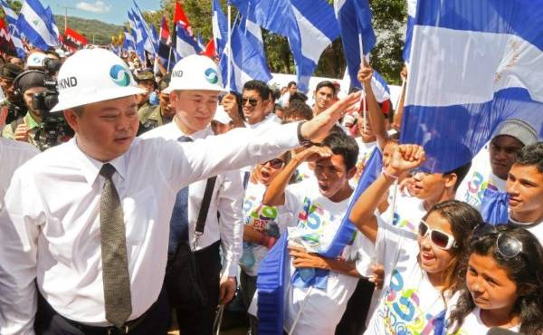 Chinese businessman Wang Jing (L) of HKND Group greets members of the Sandinista National Liberation Front during the inauguration of the works of an inter-oceanic canal in Tola, some 3 km from Rivas, Nicaragua, on December 22, 2014. A Chinese company launched work Monday on a $50 billion canal across Nicaragua, an ambitious rival to the Panama Canal that skeptics dismiss as a pipe dream and protesters say will wreck the environment. AFP PHOTO / STR / AFP PHOTO / Inti Ocon
