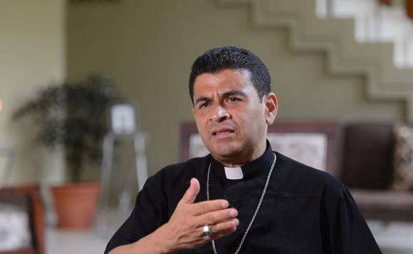 Policía mantiene sitiado a obispo crítico del gobierno de Nicaragua