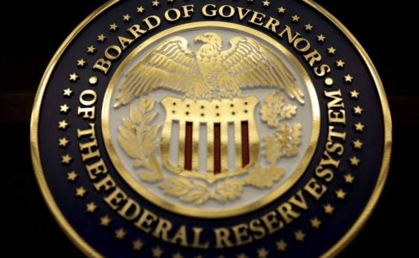 Presidente de la Fed considera seguir subiendo las tasas, pese a críticas de Trump