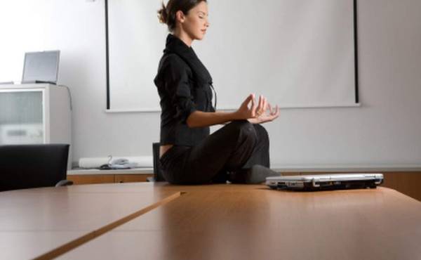 Seis beneficios que genera la meditación en el trabajo