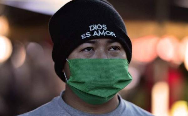 A man wears a protective face mask to prevent the spread of the new Coronavirus, at the Agriculture Market, in Tegucigalpa, on March 14, 2020. - Honduran government has prohibited citizens from Europe, China, Iran, and South Korea the entrance to the country. (Photo by ORLANDO SIERRA / AFP)