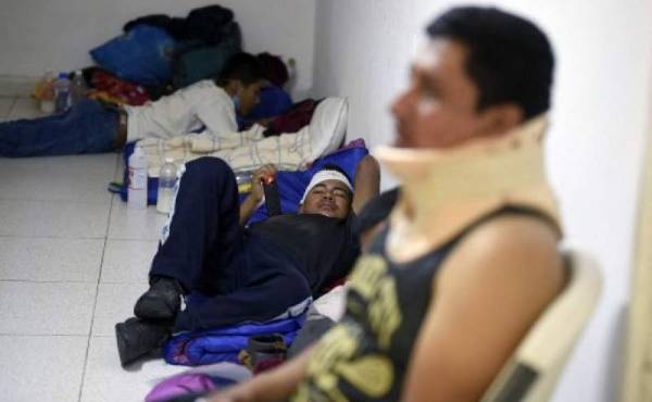 Migrantes guatemaltecos heridos tras el accidente en Chiapas esperan en la Cruz Roja de México. Al menos 55 migrantes murieron tras un accidente donde volcó el camión donde viajan los migrantes. Hay 105 personas lesionadas, 83 hombres y 22 mujeres, 49 fallecidos en el lugar del accidente y cinco en hospitales. (Photo by ALFREDO ESTRELLA / AFP)