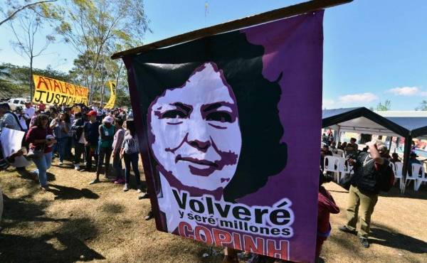 Environmental activists take part in a ceremony on the eve of the third anniversary of Honduran environmentalist Berta Caceres' murder in La Esperanza, 110 kilometers east of Tegucigalpa, on March 02, 2019. - Hundreds of activists gather to commemorate the third anniversary of the murder of Berta Caceres, who was killed for opposing the construction of a hydroelectric dam on a river. Seven people have been convicted for the crime. (Photo by ORLANDO SIERRA / AFP)