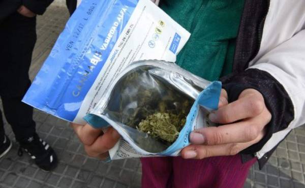Uruguay comenzó este miércoles a vender en farmacias marihuana producida bajo control del Estado.