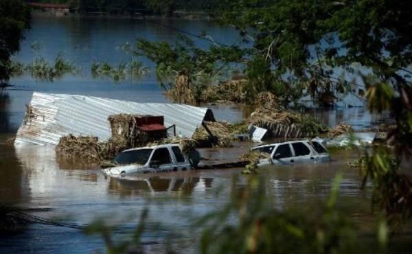 View of the flooded road to San Pedro Sula, following the passage of Hurricane Eta, near the locality of Campin, 240km north of Tegucigalpa, on November 7, 2020. - Scores of people have died or remain unaccounted for as the remnants of Hurricane Eta unleashed floods and triggered landslides on its deadly march across Central America. (Photo by Orlando SIERRA / AFP)