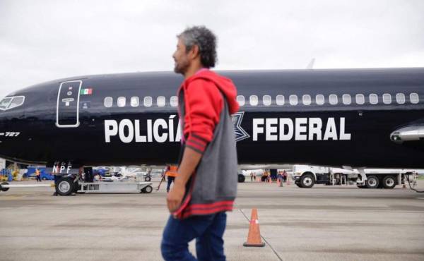 Un grupo de 110 hondureños detenidos en México, donde ingresaron como parte de una caravana migratoria con destino a Estados Unidos, regresaron deportados este martes a su país, informó el gobierno de Honduras. Foto Presidencia Honduras