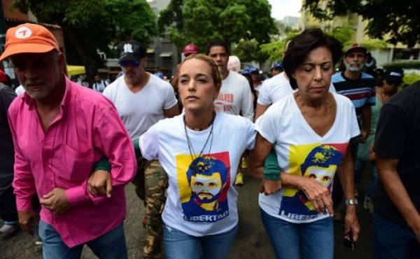 Lilian Tintori, wife of jailed opposition leader Leopoldo Lopez (C) and Lopez's mother, Antonieta Mendoza de Lopez (R) lead a protest march in Caracas on April 26, 2017.Protesters in Venezuela plan a high-risk march against President Maduro Wednesday, sparking fears of fresh violence after demonstrations that have left 26 dead in the crisis-wracked country. / AFP PHOTO / RONALDO SCHEMIDT