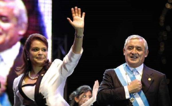 La Corte desestimó otro requerimiento para igual procedimiento, dirigido al presidente, Otto Pérez Molina (a la derecha de Baldetti). (Foto: Archivo).