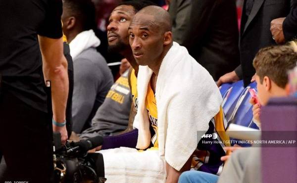 (FILES) In this file photo Kobe Bryant #24 of the Los Angeles Lakers looks on from the bench late in the fourth quarter against the Utah Jazz at Staples Center on April 13, 2016 in Los Angeles, California. - The towel that Kobe Bryant wore over his shoulders during his farewell speech after his final National Basketball League game has fetched over $33,000 at auction, the US media said on March 29, 2020.With the towel draped around him to help mop up his sweat, the Los Angeles Lakers superstar closed his speech with his signature phrase, 'Mamba Out.'The towel ended up in the hands of a fan as Bryant walked off the court and was then sold several times before the latest online auction. (Photo by Harry How / GETTY IMAGES NORTH AMERICA / AFP)