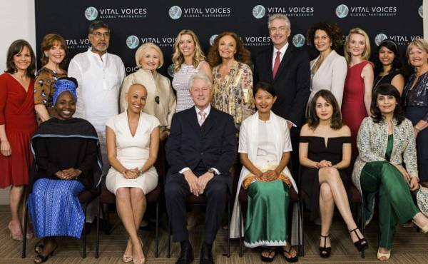 Karla Ruiz Cofiño, sentada a la derecha de Bill Clinton. (Foto: Vital Voices).