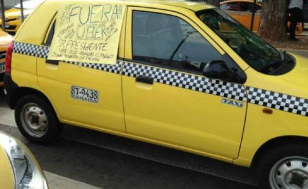 A la protesta de los conductores de taxis urbanos, se unieron los de transporte selectivo que brindan sus servicios desde el aeropuerto de Tocumen. (Foto: siglo.com).