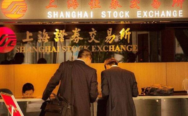 En Shanghai, los corredores de bolsa están vendiendo mucho ahora que el mercado está por debajo del umbral de los 4.000 puntos, una tendencia que previsiblemente no va a cambiar.