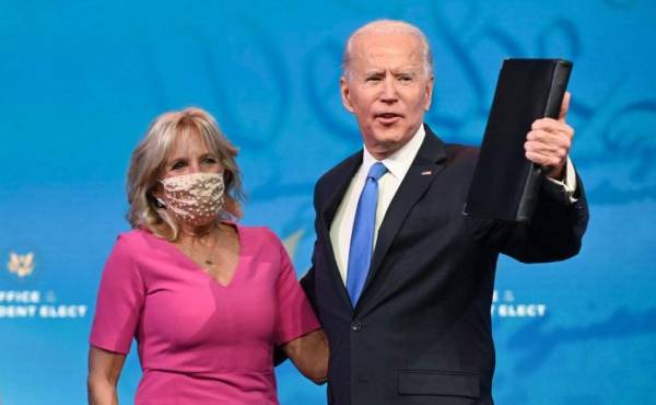 El presidente electo de EE. UU., Joe Biden, llega con su esposa Jill Biden para pronunciar comentarios sobre la certificación del colegio electoral en el Queen Theatre en Wilmington, Delaware, el 14 de diciembre de 2020 (Foto de ROBERTO SCHMIDT / AFP).
