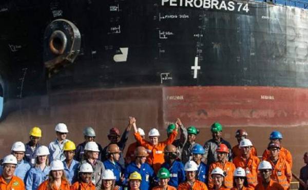 La presidenta brasileña Dilma Rousseff (C) posa junto a trabajadores de la estatal petrolera Petrobras durante una visita a la compañía. (Foto: AFP)