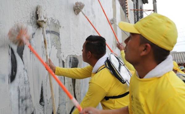 El Salvador: Borran grafitis que las pandillas usan para marcar territorio