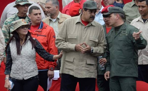 El presidente venezolano Nicolás Maduro habla con el Ministro de Defensa Padrino Lopez. Les acompaña la esposa de Maduro, Cilia Flores.