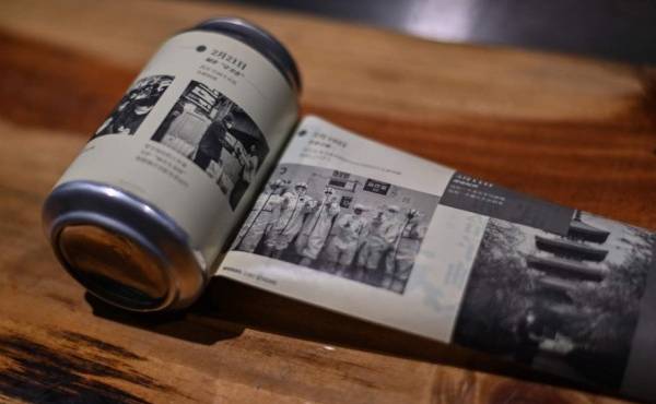Esta foto tomada el 20 de noviembre de 2020 muestra una lata de cerveza con imágenes de la lucha de la ciudad contra el coronavirus Covid-19 en la Cervecería No. 18 en Wuhan, provincia central de Hubei en China. (Foto de Hector RETAMAL / AFP) / Para acompañar la historia de AFP Health-virus-China-lifestyle-beer, SCENE de Peter Stebbings
