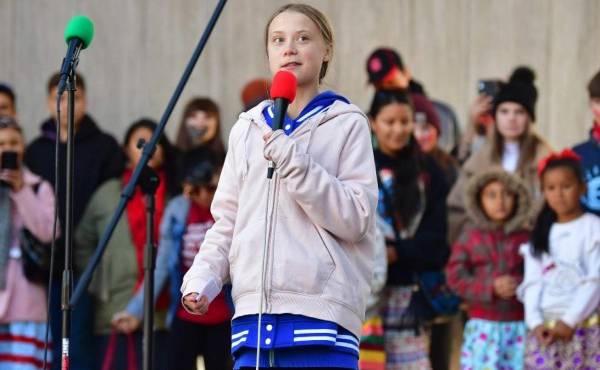 Swedish environment activist Greta Thunberg (C), 16, speaks during a 'FridaysForFuture' climate protest at Civic Center Park in Denver, Colorado, on October 11, 2019. (Photo by FREDERIC J. BROWN / AFP)