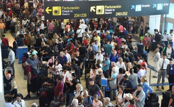 Passengers wait in long lines during a blackout at Tocumen International Airport in Panama City on September 18, 2017. - A blackout in Panama's main international airport -- a major hub for Latin America -- caused many flight cancelations and delays on Monday. A malfunction in a circuit panel distributing power internally to the facility was to blame, according to the airport authority, which had set up a 'crisis room' to handle the disruption. (Photo by Rodrigo ARANGUA / AFP)