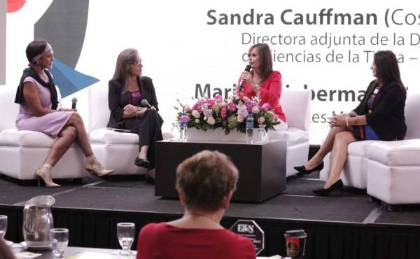 Panel Mujeres Desafiantes sin Límites: (De izq. a der.) Maribel Lieberman, Sandra Cauffman, Glenda Umaña e Ilya Espino. Foto Salvador Meléndez